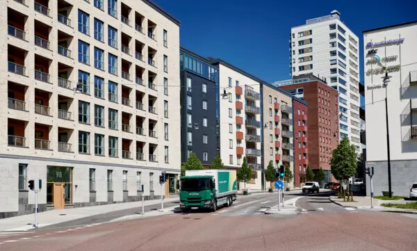 Dagab lastbil i stad